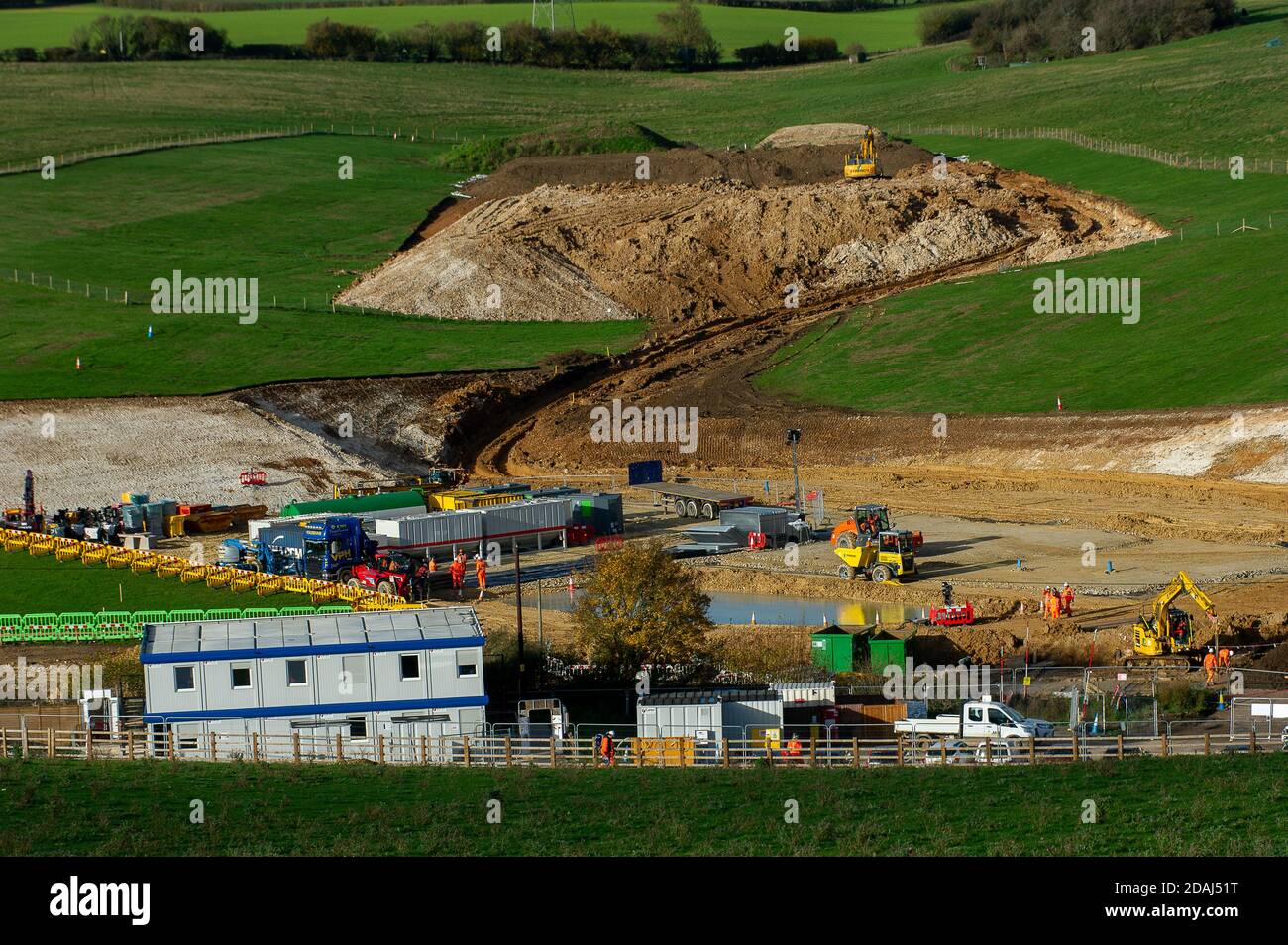 Chalfont St Giles, Buckinghamshire, Großbritannien. November 2020. Die Bauarbeiten am Lüftungsschacht. HS2 führt die Bauarbeiten für den Lüftungsschacht Chalfont St Giles HS2 und das Haupthaus auf Ackerland durch, das einer obligatorischen Bestellung unterliegt. Ein 10 Meilen Tunnel soll durch die Chalfonts und die Chilterns und AONB geschnitten werden. Es werden fünf Lüftungsschächte vorhanden sein. Die Bauarbeiten und der Bau einer Zufahrtsstraße sorgen für große Störungen und Stress bei den Anwohnern in der Nähe des Geländes, da die Landstraßen mit LKWs und Maschinen verschlungen werden. Quelle: Maureen McLean Stockfoto