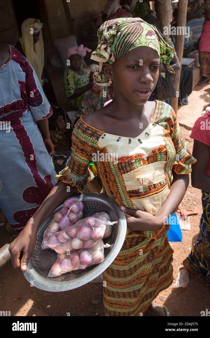 Selingue, Mali, 25. April 2015; Setou Keita, 11 Jahre alt, kauft 1 Kilo Zwiebeln zu 150 CFA und verkauft sie zu 200 CFA pro Kilo. Sie kann 5-6,000 CFA pro Markttag verdienen. Stockfoto