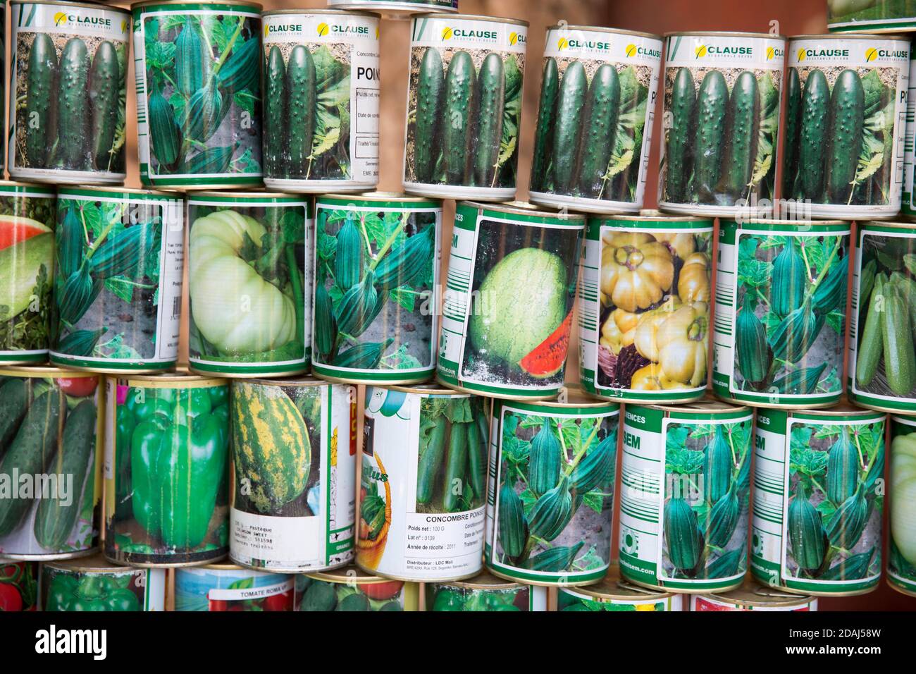 Selingue, Mali, 25. April 2015; Verkaufsstand fr Saatgut und Agrareingaben  am Markttag Stockfotografie - Alamy