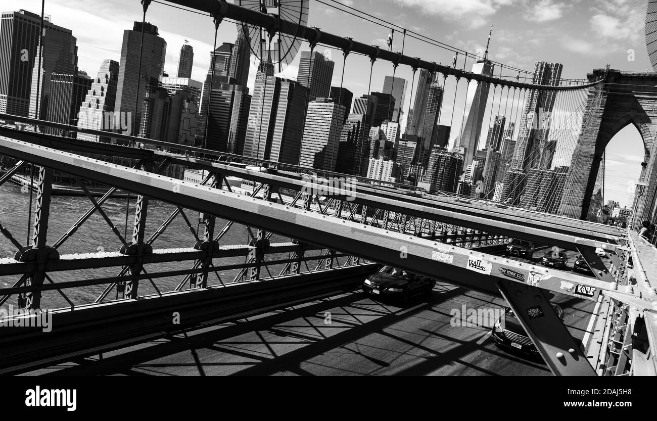 NEW YORK, USA - 22. Sep 2017: Schwarz-Weiß-Bild der Brooklyn Bridge in New York City. Die Brooklyn Bridge ist eine der ältesten Straßenbrücken der U Stockfoto