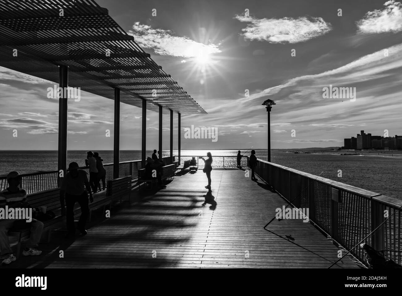 Licht und Schatten in NYC. Steeplechase Pier am Coney Island Beach in New York City. Coney Island ist bekannt als die Stätte der Vergnügungsparks und ein se Stockfoto