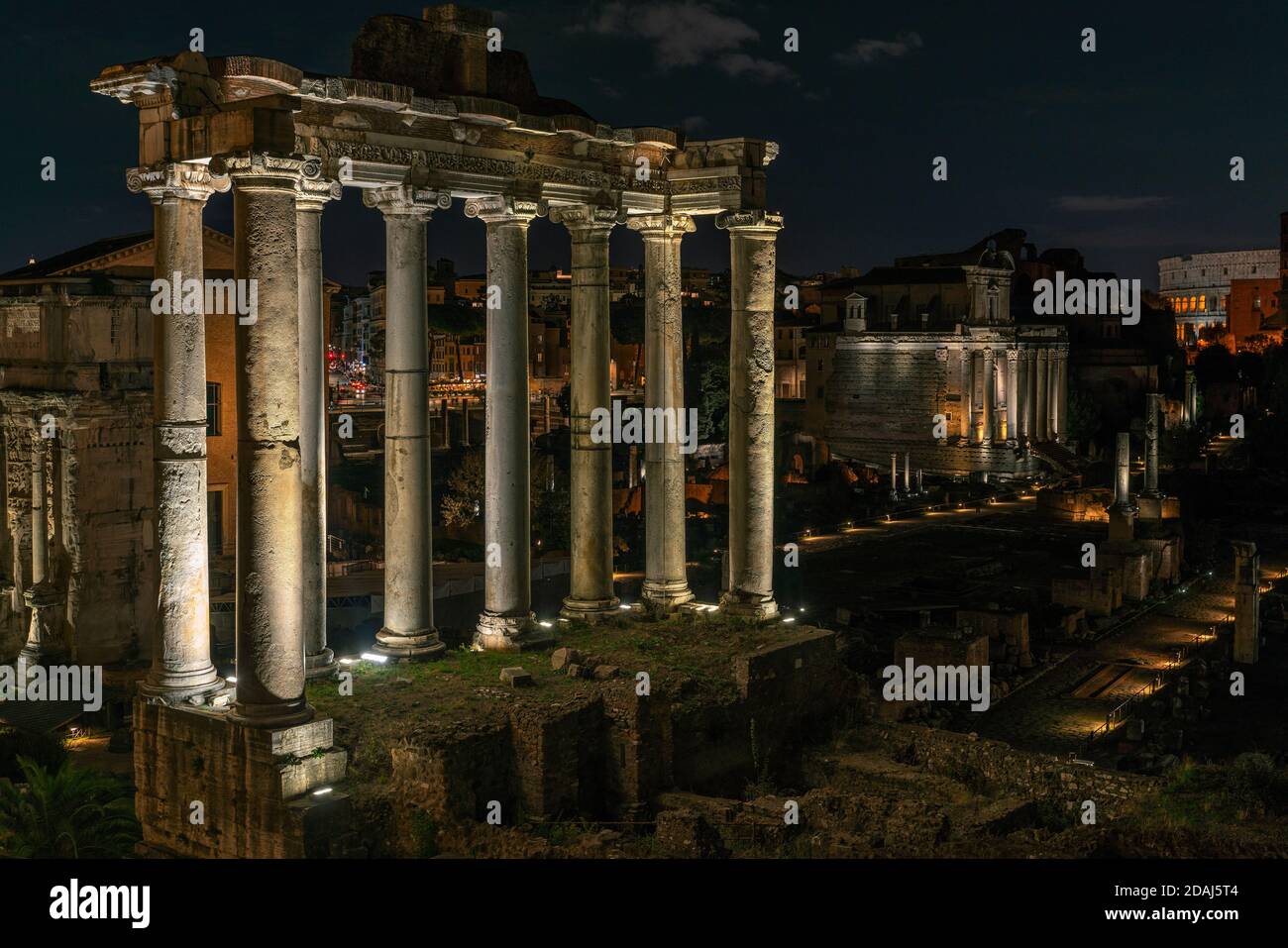 Ruinen des Forum Romanum, im Vordergrund der Tempel des Saturn. Rom, Latium, Italien, Europa Stockfoto