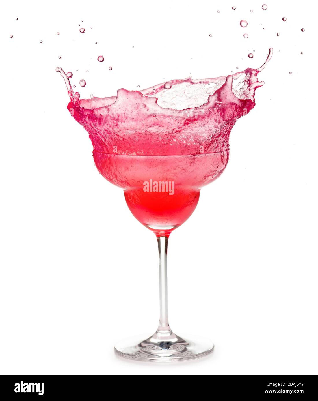 Gefrorener Erdbeer Cocktail spritzt auf weißem Hintergrund Stockfoto