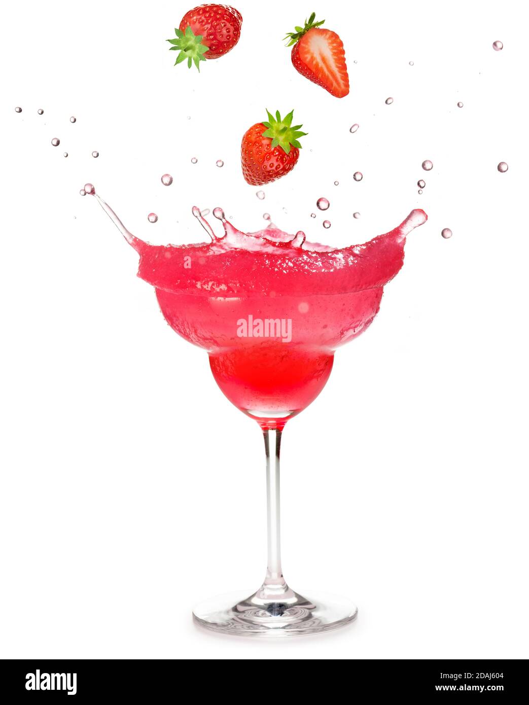 Erdbeeren, die in einen gefrorenen Erdbeer-Cocktail fallen, der auf Weiß spritzt Hintergrund Stockfoto