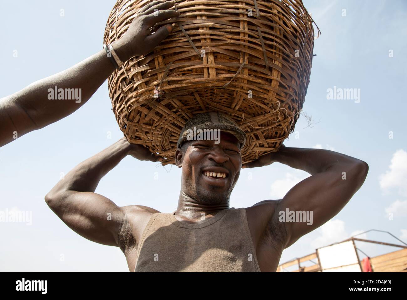 Selingue, Mali, 25. April 2015; Männer beladen am Ende des Markttages einen Bus mit Körben. Stockfoto
