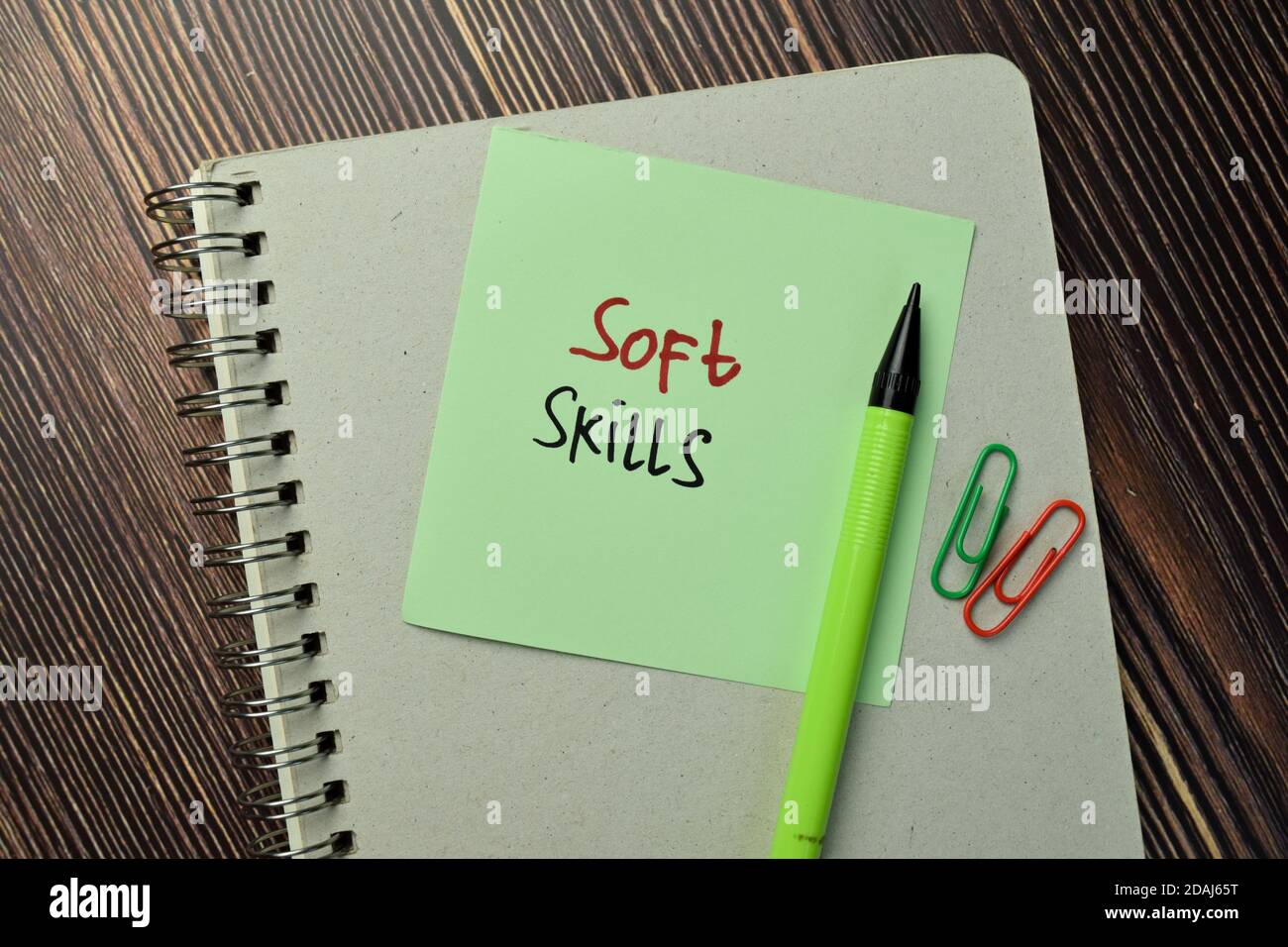 Soft Skills schreiben auf Haftnotiz isoliert auf Holztisch. Geschäftskonzept Stockfoto