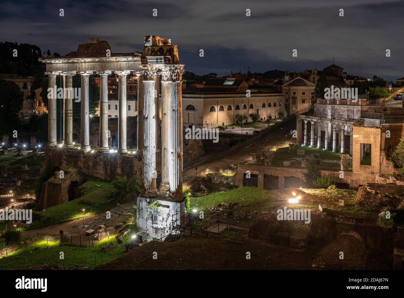 Ruinen des Forum Romanum, im Vordergrund der Vespasianstempel und Titus-Tempel. Rom, Latium, Italien, Europa Stockfoto