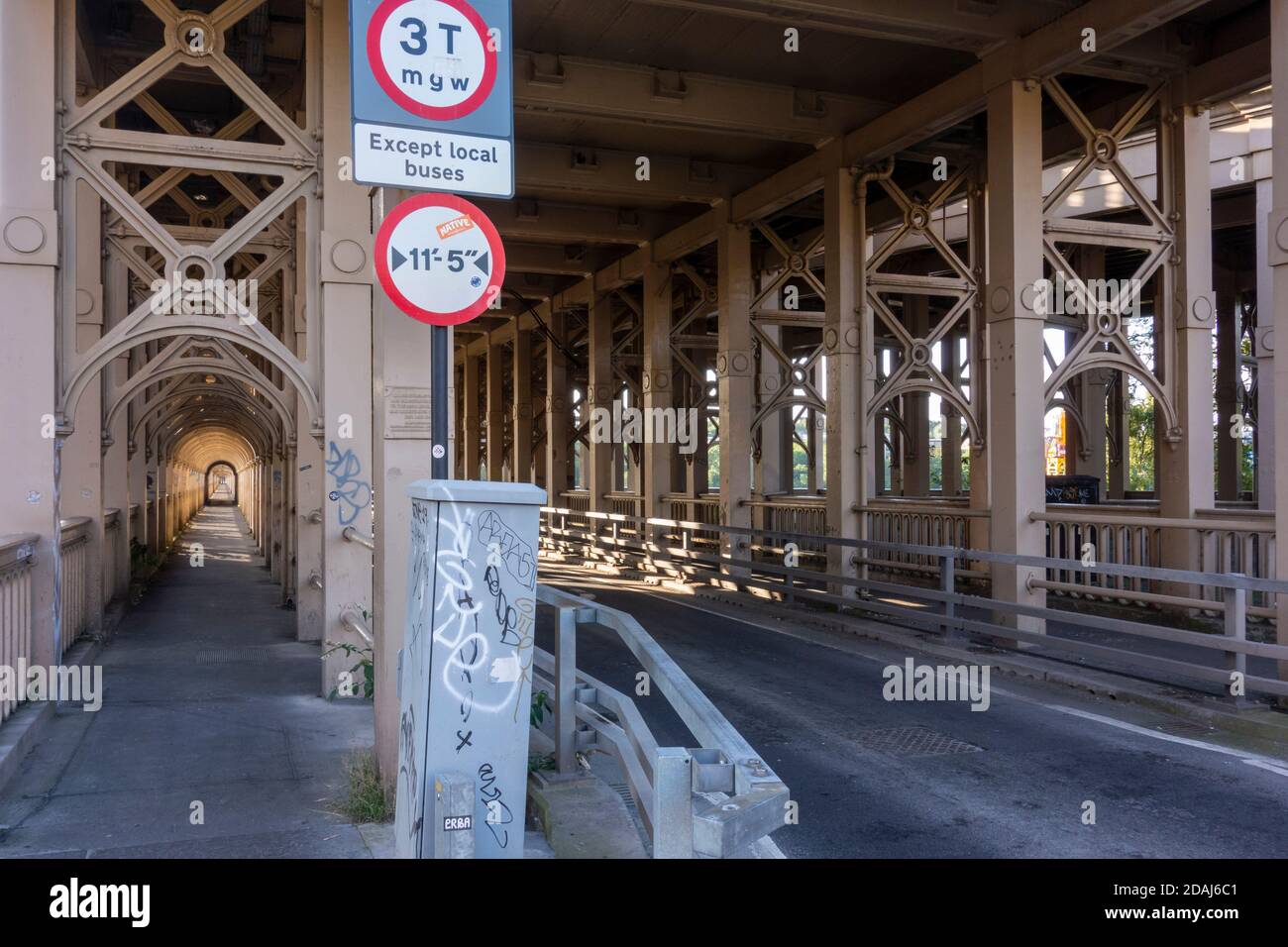 Busspur und Fußgängerweg, High Level Bridge, Newcastle-upon-Tyne, Straßen- und Eisenbahnbrücke über den Fluss Tyne, Großbritannien Stockfoto
