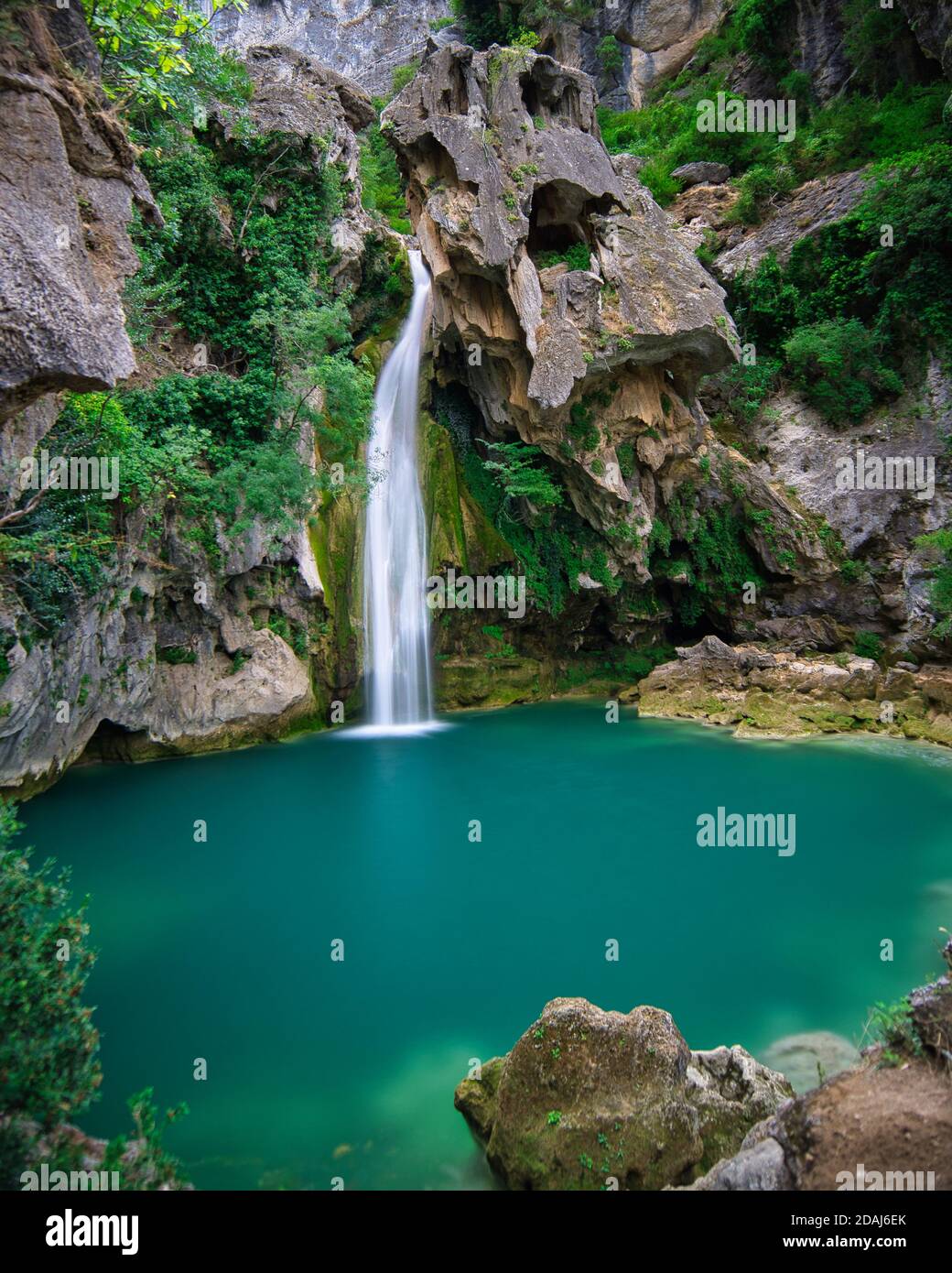 Der Schädelwasserfall mit natürlichem türkisfarbenem Wasserbecken. Spanien Stockfoto