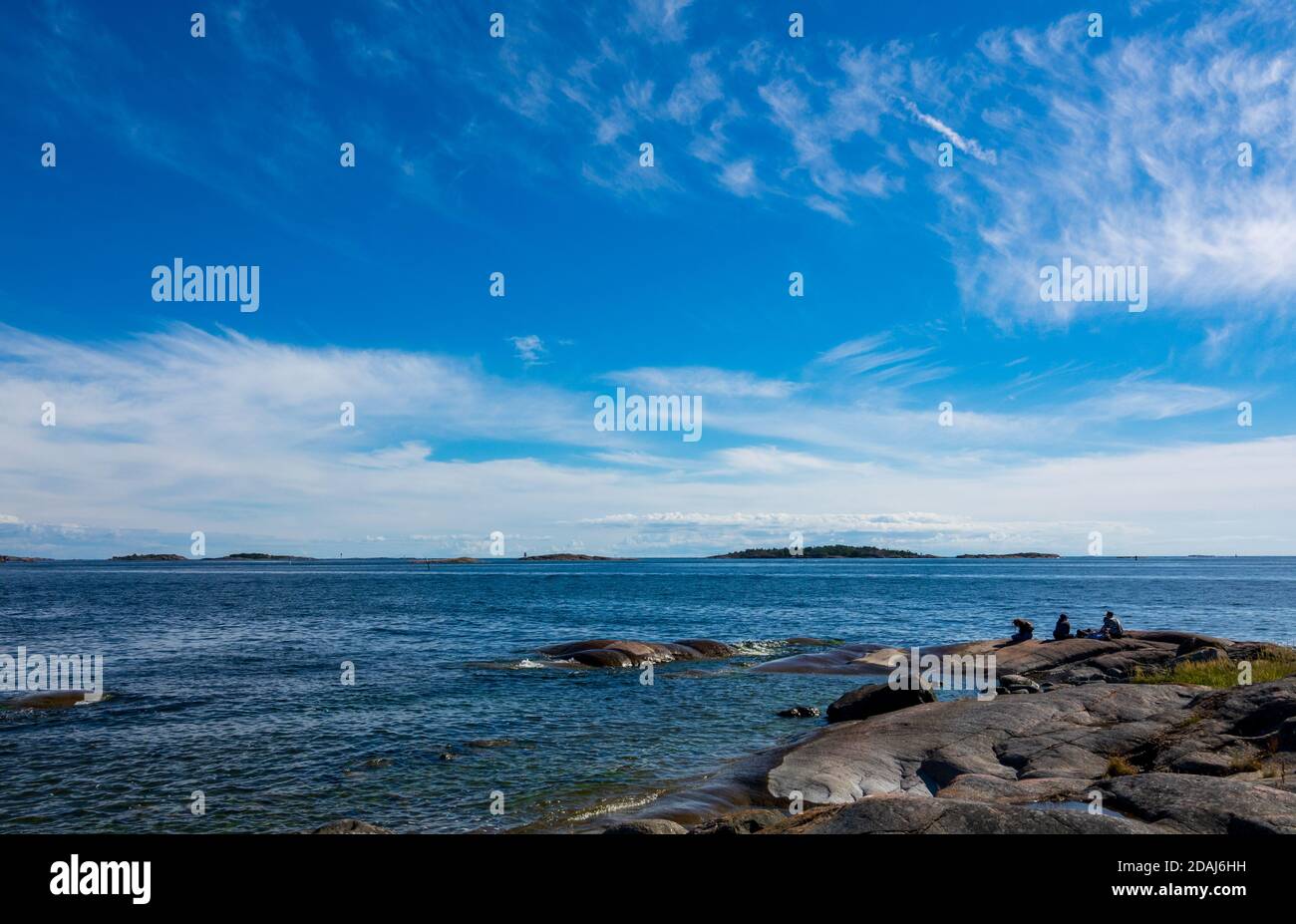 Sonniger Strand in der Stadt Hanko im südlichsten Teil Finnlands Stockfoto