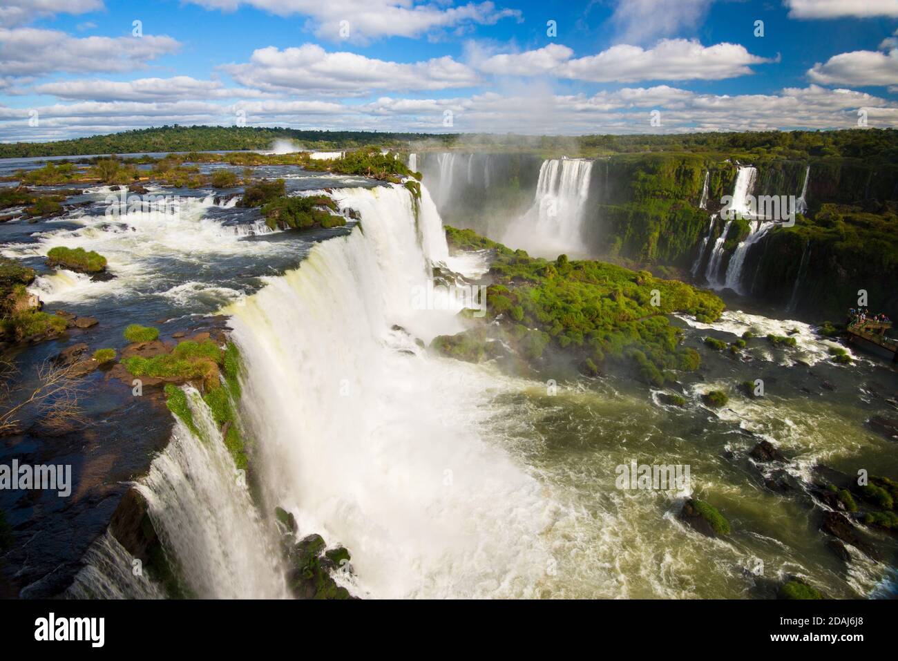 Blick auf die Iguazu Wasserfälle von der brasilianischen Seite - Foz do Iguazu, Brasilien Stockfoto