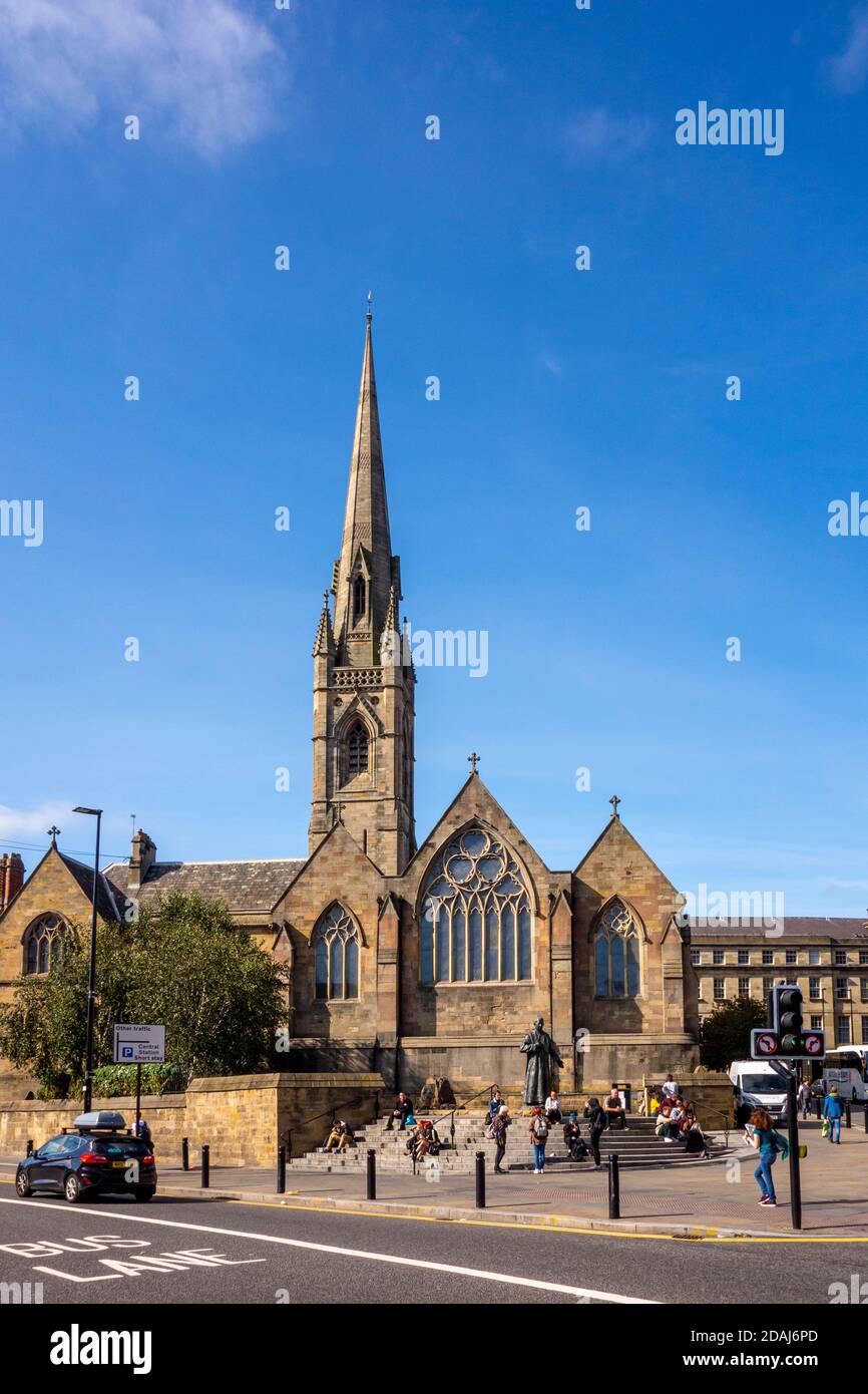 St. Mary's Cathedral, Kirchturm und Ostfenster aus Buntglas Stockfoto