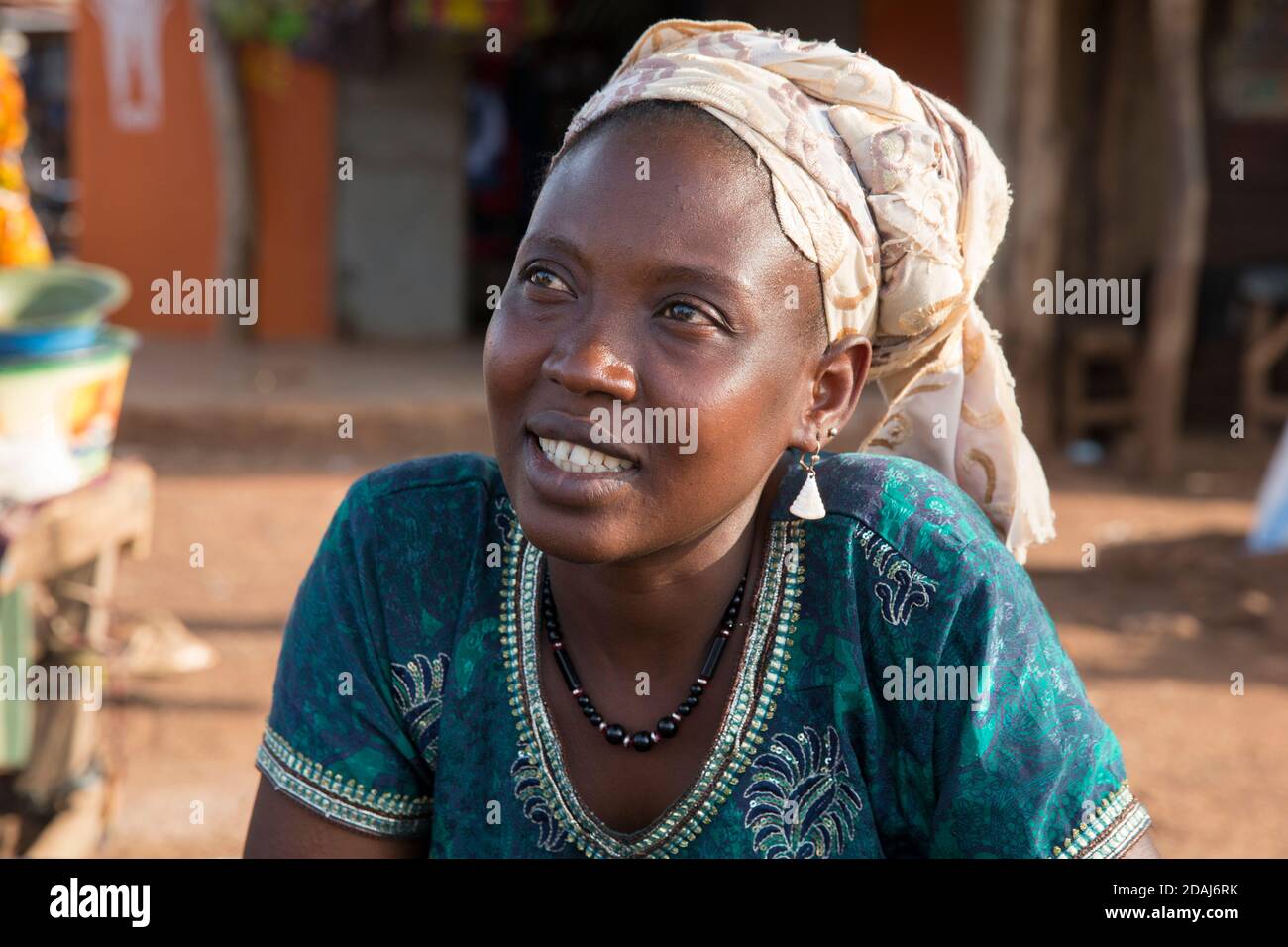 Selingue, Mali, 25th. April 2015; Aisseta Traore, 35, Ist seit 10 Jahren ein Fischverkäufer. Sie kauft Fisch vom Fischmarkt und verkauft ihn weiter. Stockfoto