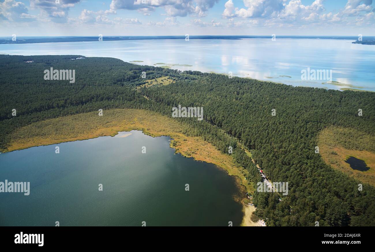 Bunte Natur See und Wald Hintergrund Luftdrohne Ansicht Stockfoto