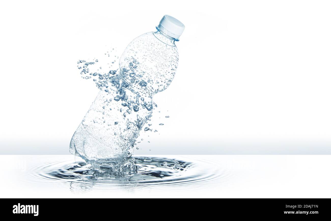 Wasserflasche und Blasen über gewellter Welle isoliert auf weiß Stockfoto