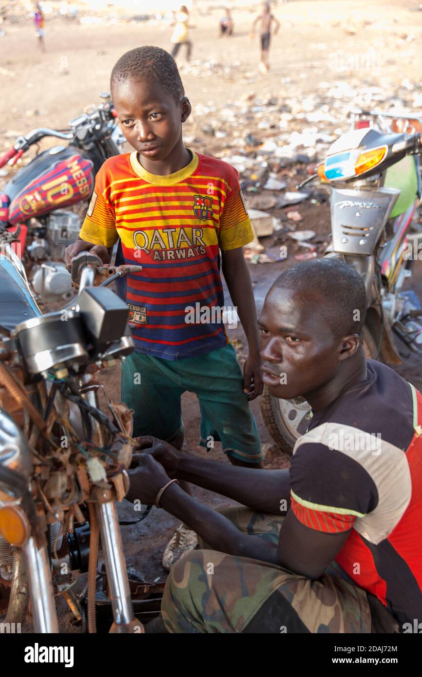Selingue, Mali, 25. April 2015; . Seriba Camara, 10, hat gerade erst nachmittags als Lehrling in dieser Fahrradwerkstatt angefangen. Er geht morgens zur Schule. Stockfoto
