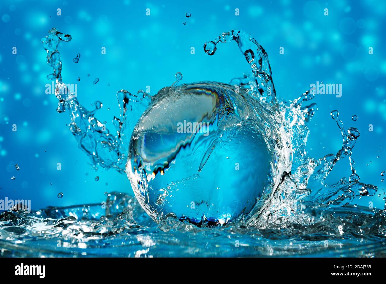 Wasserwelle spritzt auf eine transparente Kugel in einem Blau Hintergrund Stockfoto
