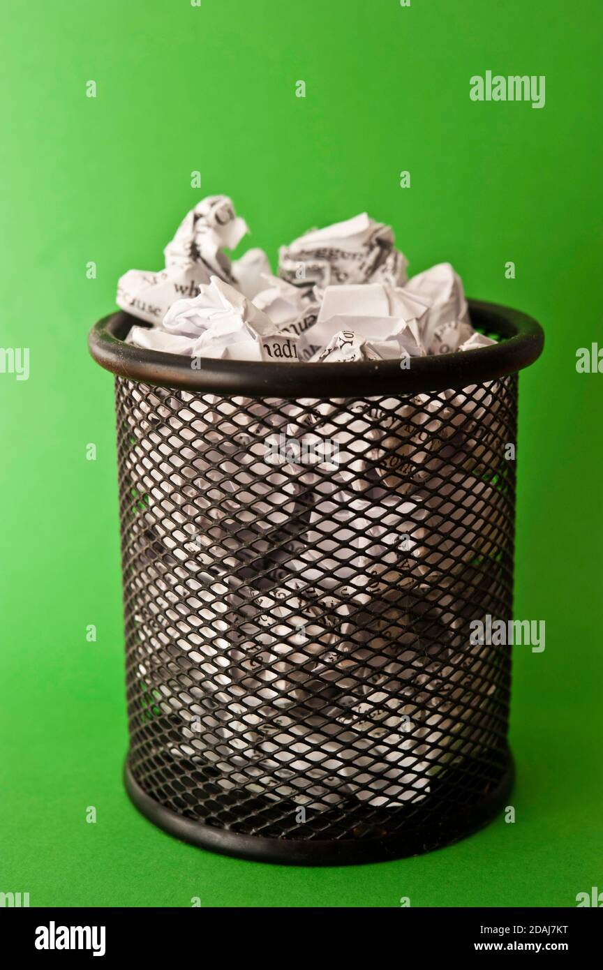 Das Fach ist voll mit zerknittertem Papier Stockfoto