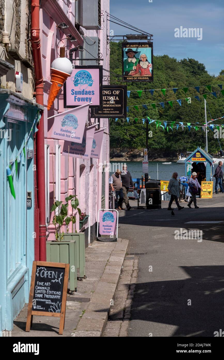 Ansicht der Geschäfte auf der Market Street, Fowey, Cornwall, Großbritannien Stockfoto