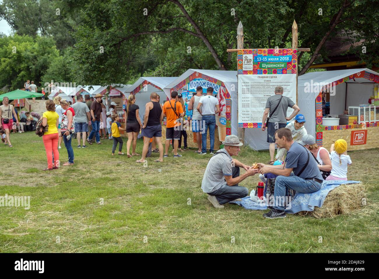 In den Pavillons werden Eis und Getränke für die Zeit des jährlichen Internationalen Musikfestivals "Welt Sibiriens" (FestMirSibirienSibiri) gekauft. Stockfoto