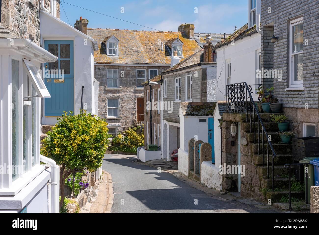 Häuser und Gebäude an der Back Road East. Schmale Straße in St Ives, Cornwall, Großbritannien Stockfoto