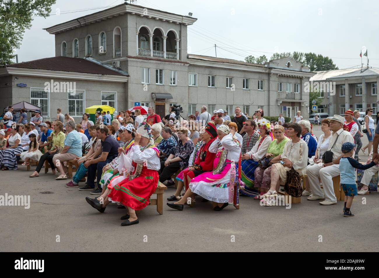 Die Leute beobachten ein Konzert auf dem zentralen Platz von Das Dorf auf dem jährlichen Intl Festival für Musik und Kunsthandwerk 'Welt Sibiriens'(FestMirSibiri) Stockfoto