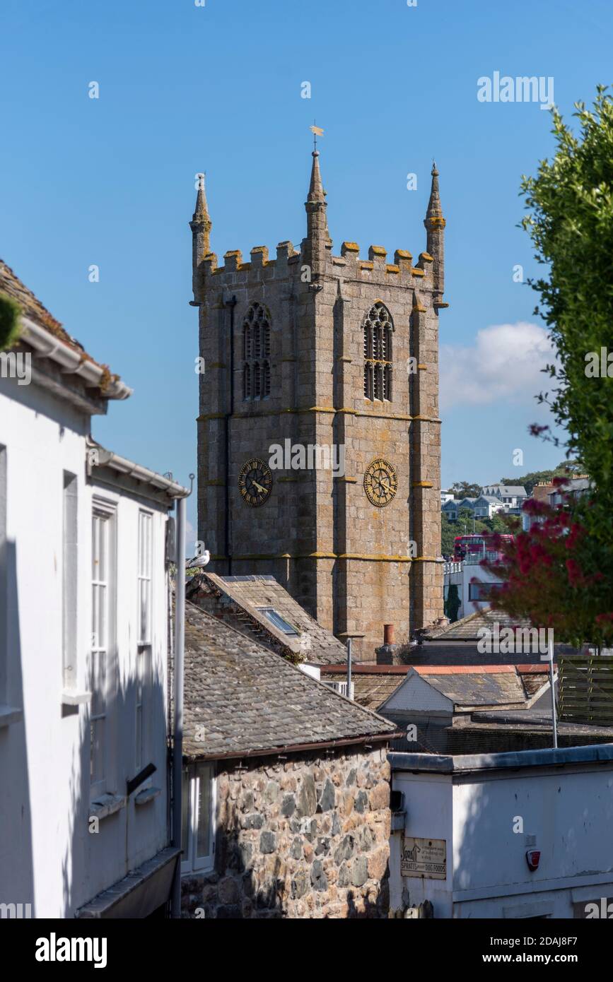 Blick auf die Pfarrkirche St. Ives durch enge Gassen, St. Ives, Cornwall, Großbritannien Stockfoto