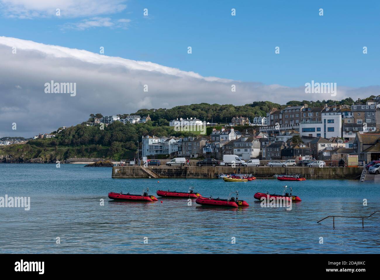 Boote in St. Ives Hafen bei Flut, Cornwall, Großbritannien Stockfoto