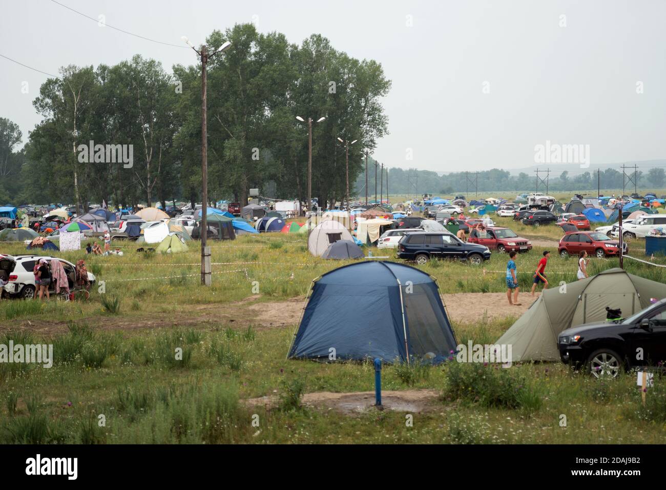 Camping-Zelt auf dem Campingplatz während des jährlichen Intl Festival für Musik und Handwerk "Welt von Sibirien" (FestMirSibiri) installiert. Stockfoto