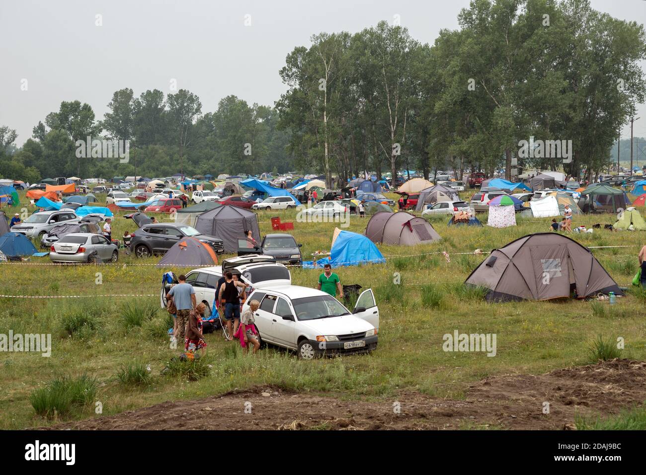 Touristen mit dem Auto kamen auf dem Campingplatz während des jährlichen Internationalen Festivals für Musik und Handwerk "Welt von Sibirien" (FestMirSibiri). Stockfoto