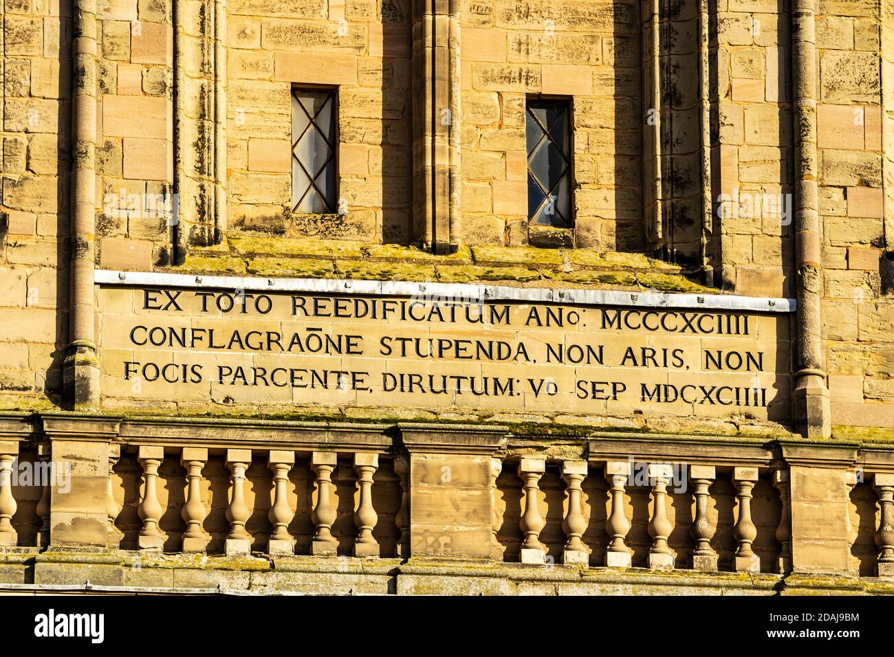 Der lateinische Text auf der Westwand des St. Mary's Church Turms in Warwick, Großbritannien. Stockfoto