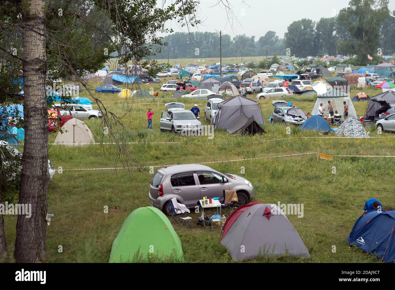 Touristen Zelte und ein Auto zelten in der Wiesenwährend des jährlichen Internationalen Festivals für Musik und Handwerk "Welt von Sibirien" (Fest mir Sibiri). Stockfoto