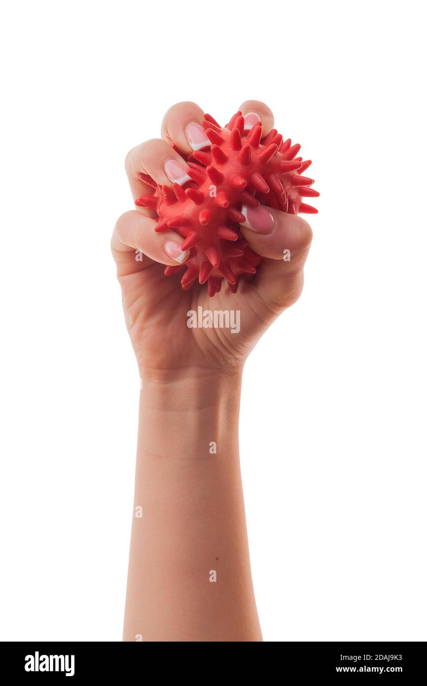 Weibliche junge Hand hält ein Virus isoliert auf weißem Hintergrund. Konzept der Immunität gegen Coronavirus bei jungen Menschen. Stockfoto
