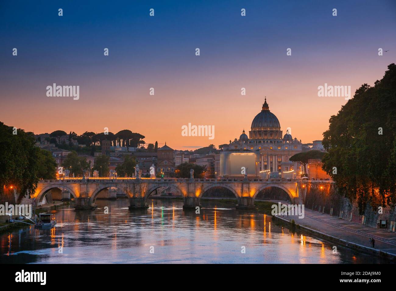 Tiber-Ufer mit der Ponte Sant Angelo alte Fußgängerbrücke und St. Peter Basilica (San Pietro) in Vatikanstadt, Rom, Italien Stockfoto