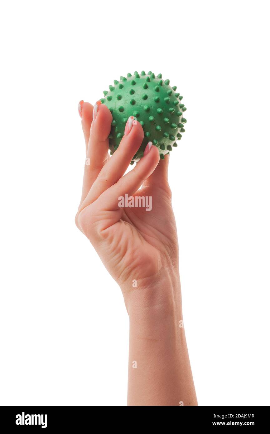 Weibliche junge Hand hält ein Virus isoliert auf weißem Hintergrund. Konzept der Immunität gegen Coronavirus bei jungen Menschen. Stockfoto
