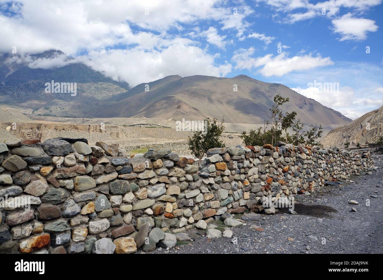 Stein traditioneller Schutz vor den Winden vor der Kulisse des Himalaya-Gebirges findet im oberen Bereich des Mustang statt. Wanderung in t Stockfoto
