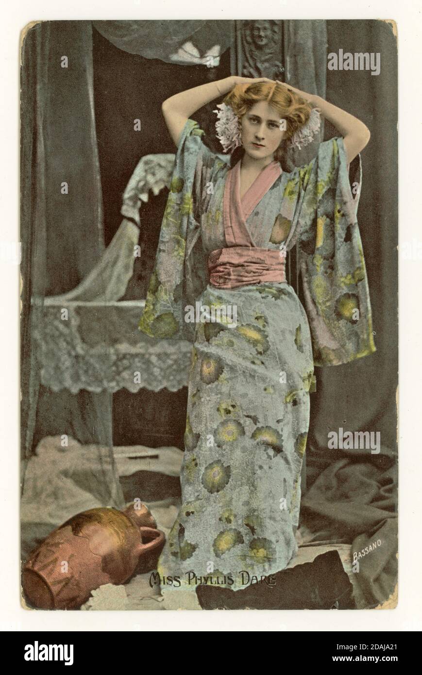 Anfang des 20. Jahrhunderts original getönte Grußkarte von Miss Phyllis Dare, beliebte Edwardian Schauspielerin und Schönheit, trägt einen Seidenkimono, London, veröffentlicht Juni 16 1907, Großbritannien Stockfoto