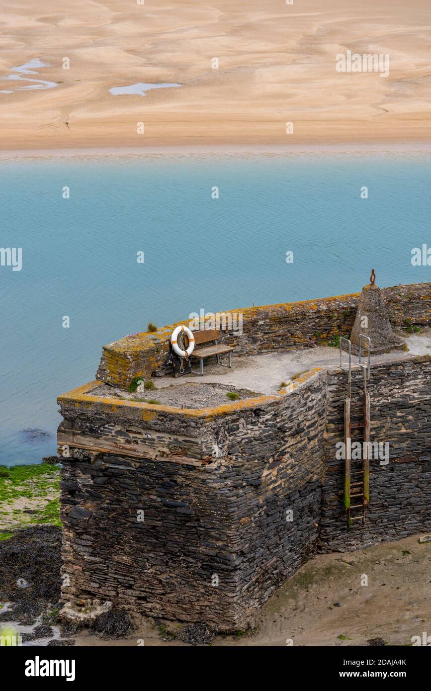 Alte Hafenmauer, Flussmündung von Camel, Padstow, Cornwall, Großbritannien Stockfoto