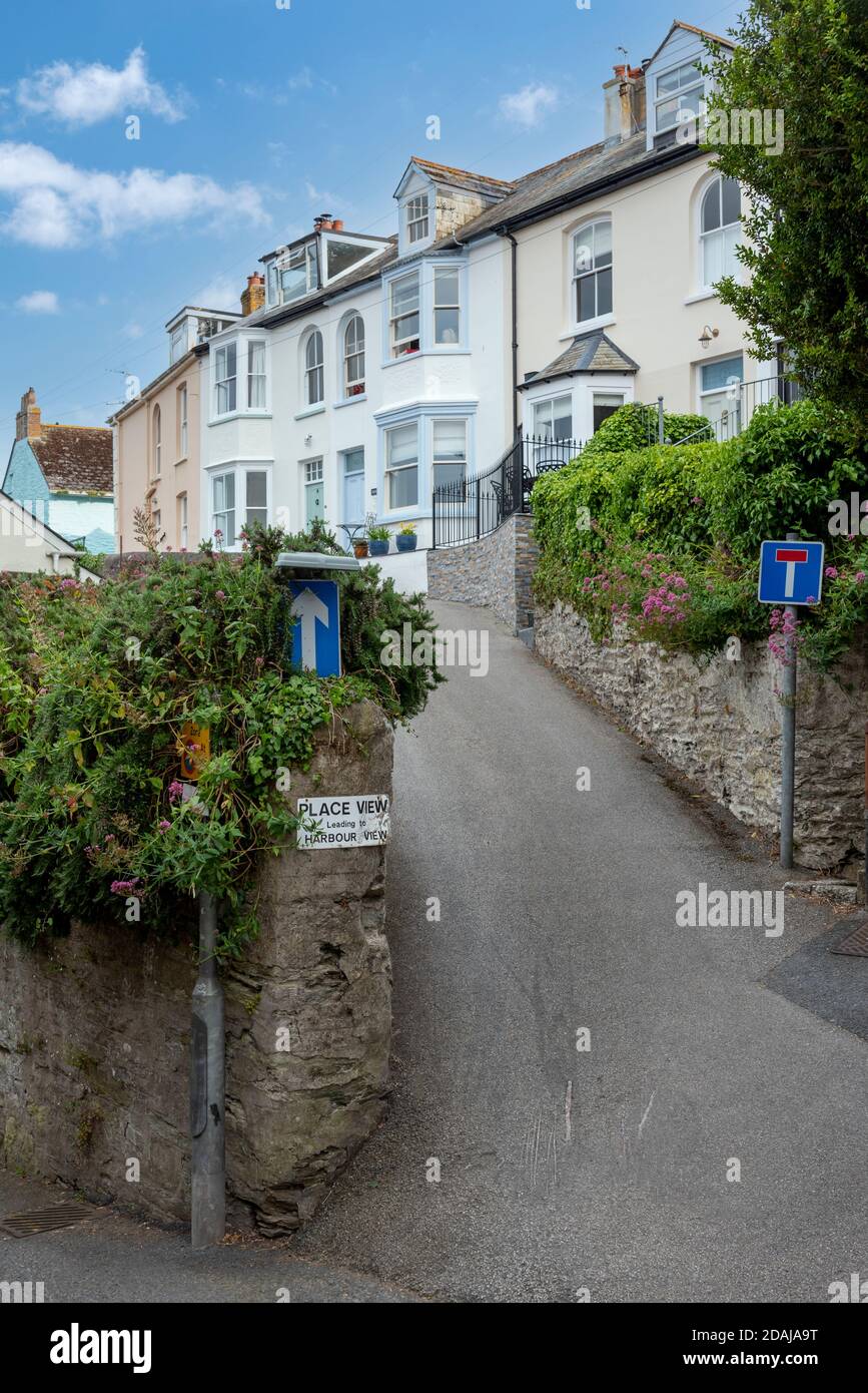 Place View, schmale und steile Straße in Fowey, Cornwall, Großbritannien Stockfoto