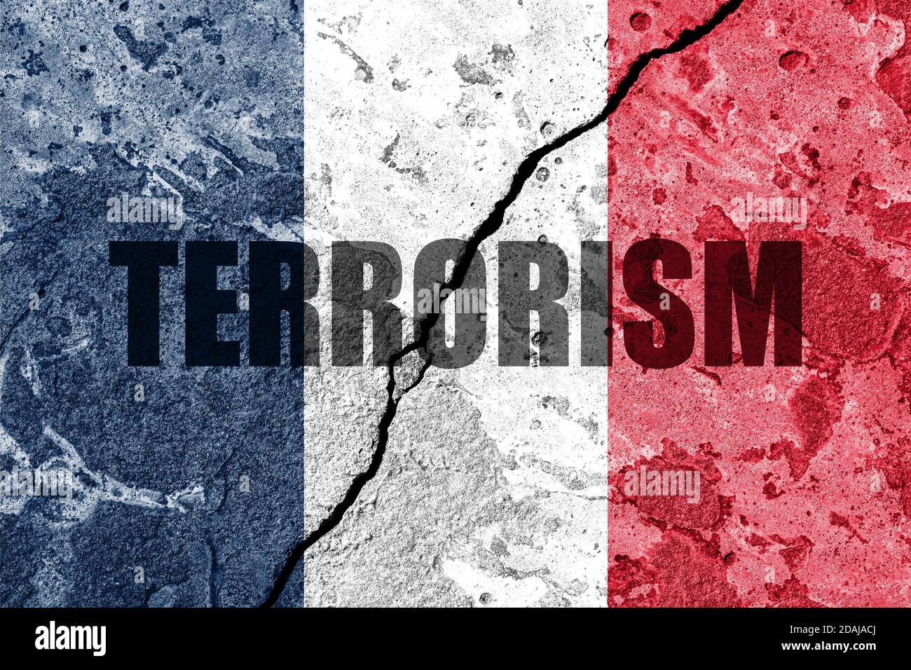 Frankreich Flagge auf rissige Betonwand. Das Konzept von Terrorismus und islamischem Konflikt im Land. Stockfoto