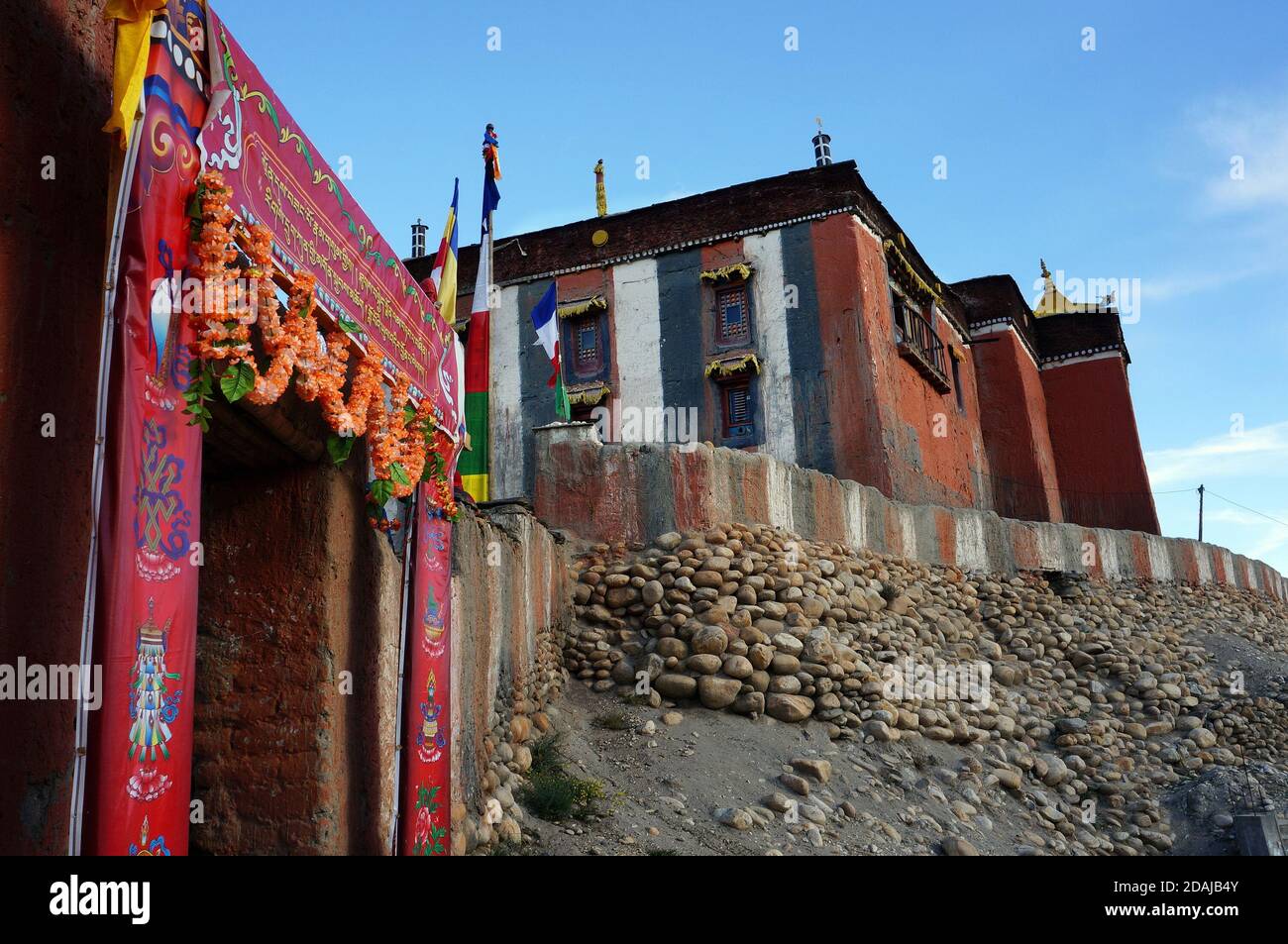 Das Tor mit Dekoration am Eingang zu Tsarang Gompa ist ein Kloster der Sakya-Sekte, erbaut 1395. Trekking zum Upper Mustang geschlossenen Bereich. Stockfoto