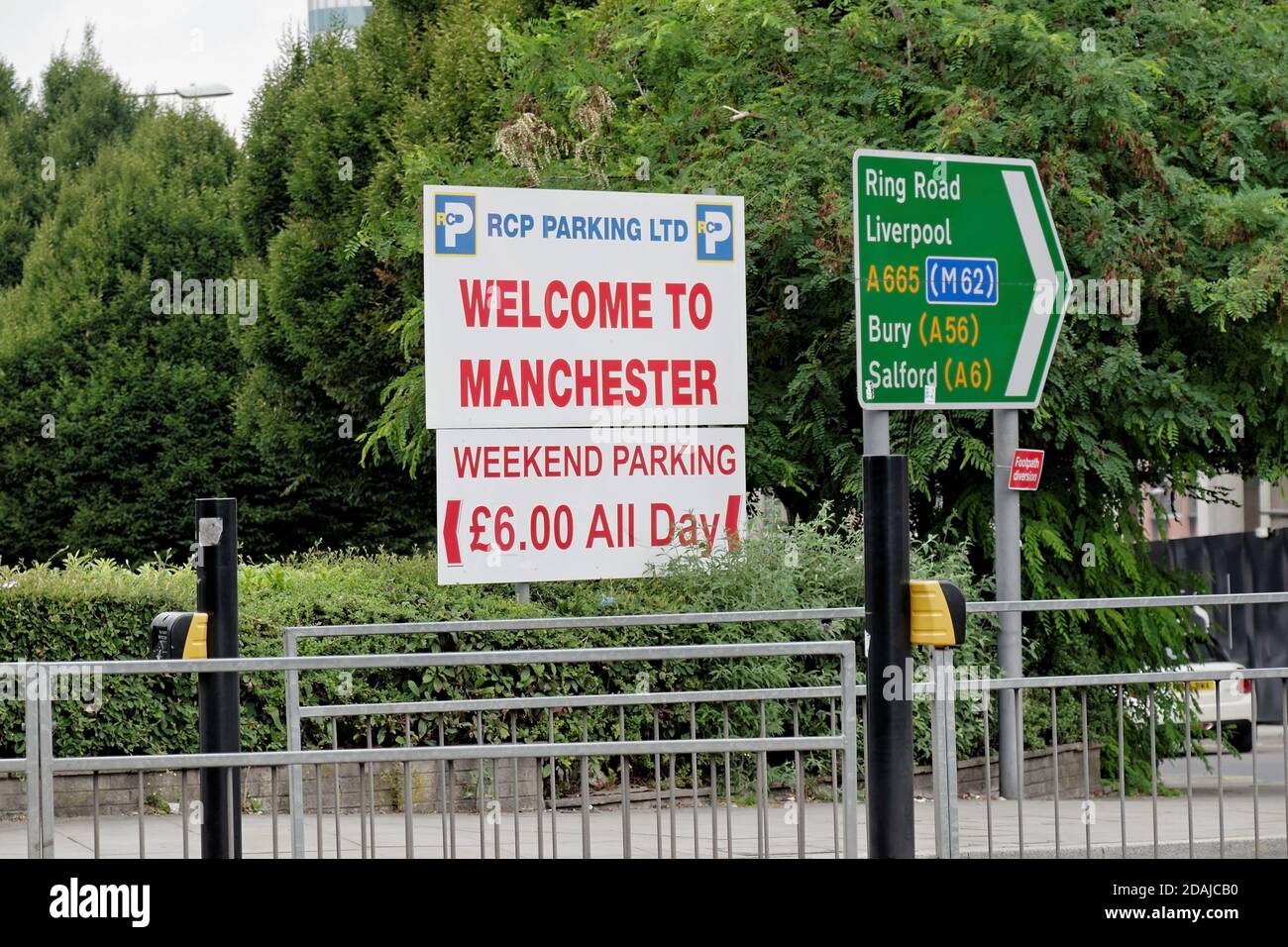 RCP Parking Ltd 'WELCOME TO MANCHESTER' Schild. Gelegen an der Kreuzung von Rochdale Road und A665 Ring Road. Stockfoto
