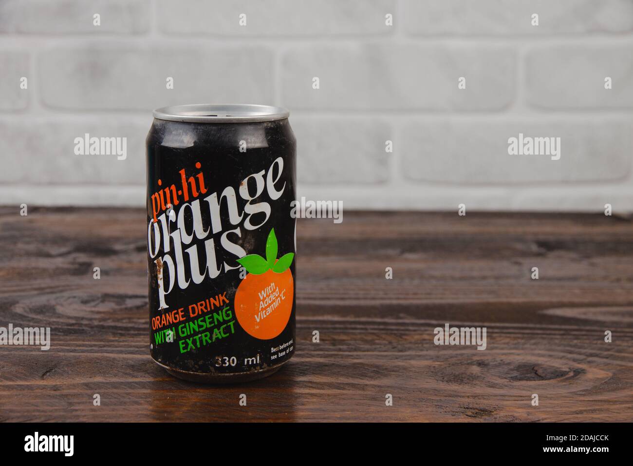 Eine alte Aluminium Dose Pin-Hi Softdrink gegen die Ziegelwand Stockfoto
