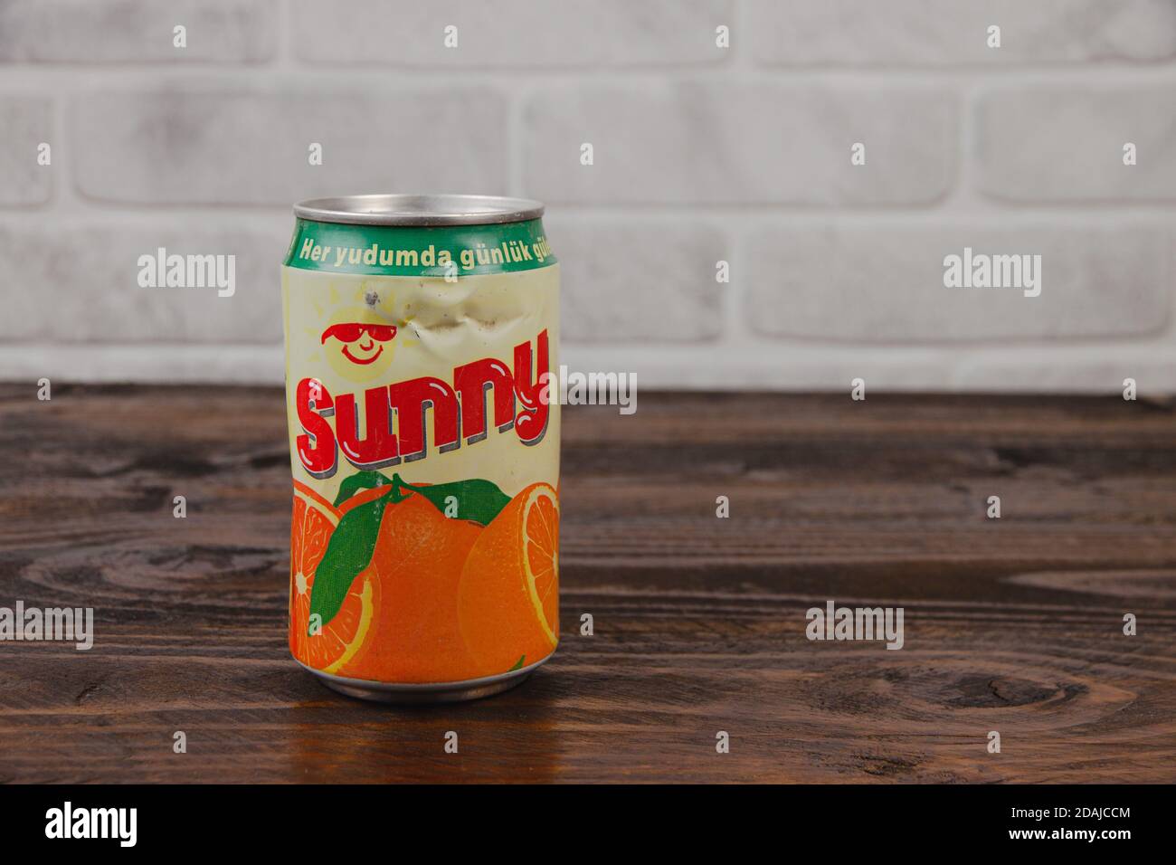 Eine alte AluminiumDose von Sunny Softdrink gegen die Ziegelwand Stockfoto