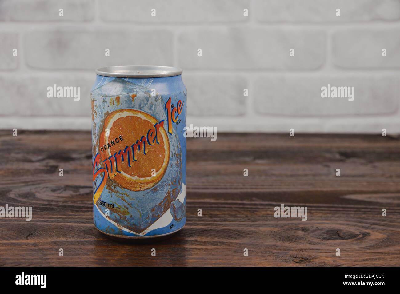 Eine alte AluminiumDose Sommereis alkoholfreies Getränk gegen Die Ziegelmauer Stockfoto