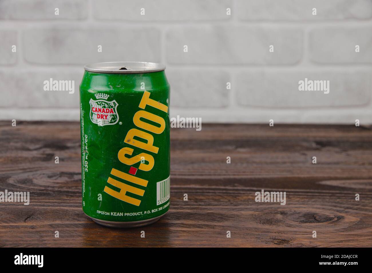 Eine alte AluminiumDose von Canada Dry Softdrink dagegen Die Ziegelmauer Stockfoto