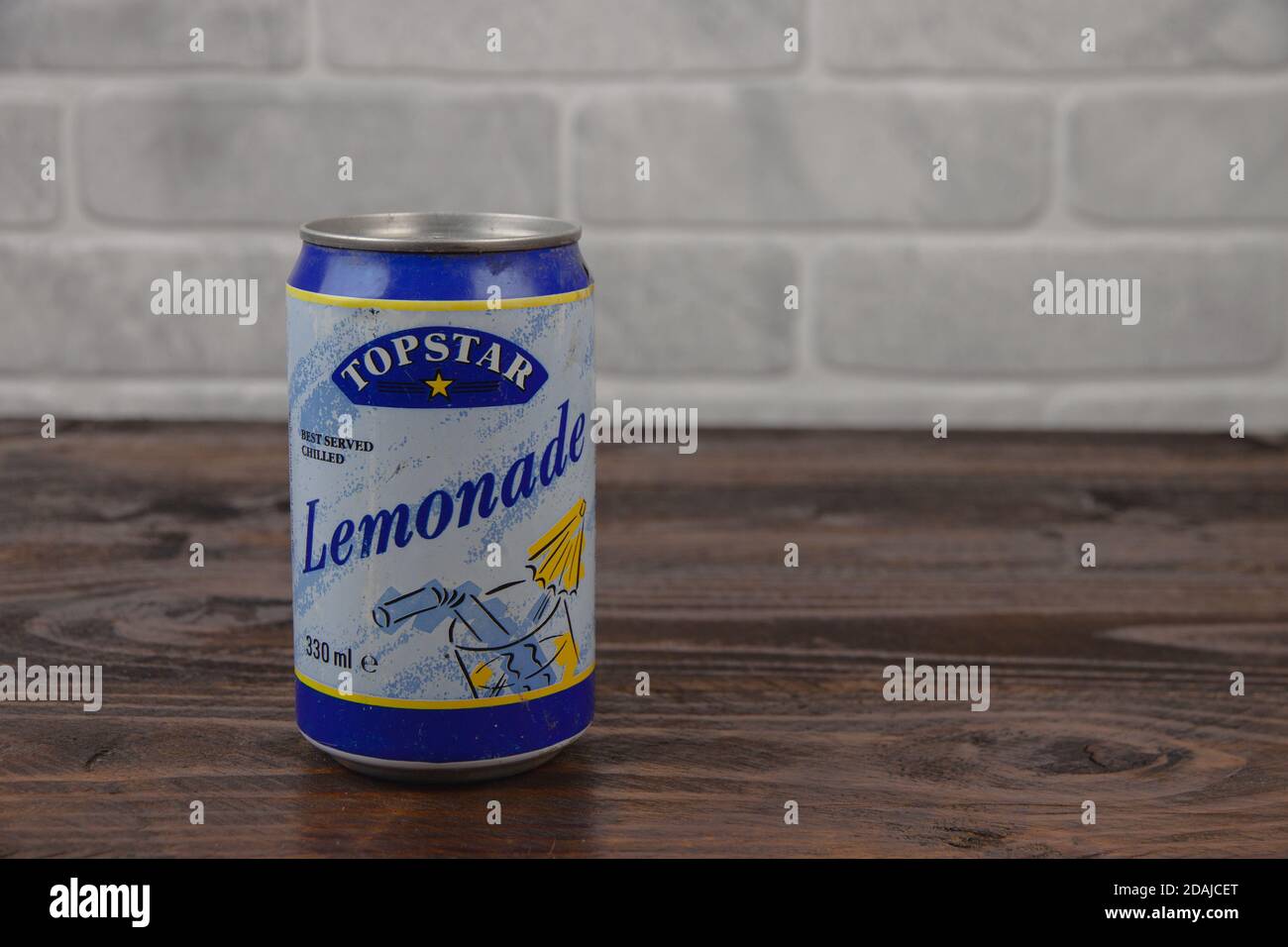 Eine alte AluminiumDose von Topstar Softdrink gegen die Ziegelwand Stockfoto