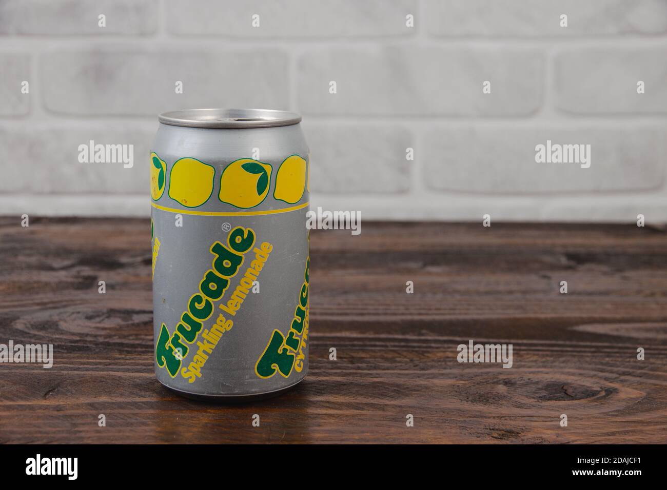 Eine alte AluminiumDose Frucade Softdrink gegen die Ziegelwand Stockfoto