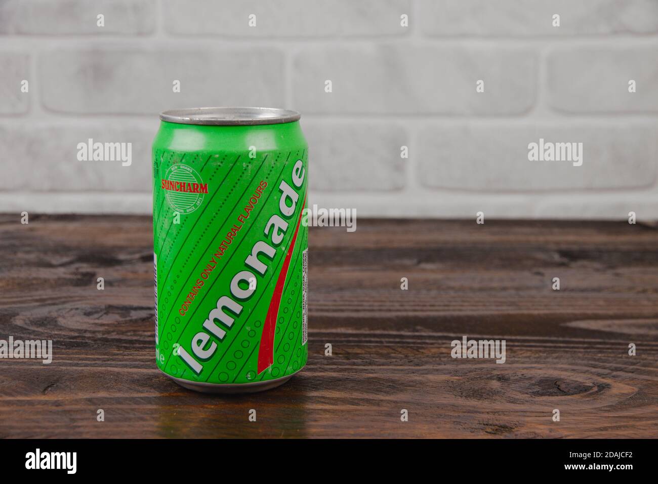 Eine alte AluminiumDose von Suncharm Softdrink gegen die Ziegelwand Stockfoto
