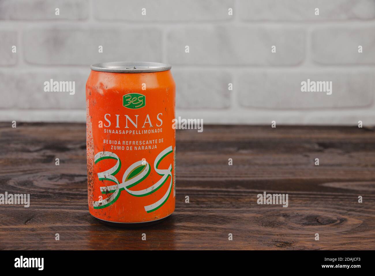 Eine alte AluminiumDose von 3 es Softdrink dagegen Die Ziegelmauer Stockfoto